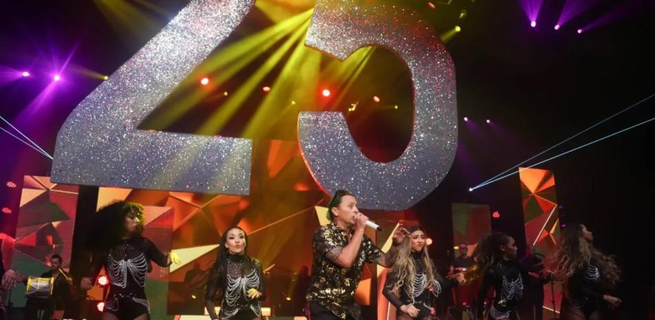 El cantante Elvis Crespo durante un concierto de la celebración de sus 25 años de carrera musical.