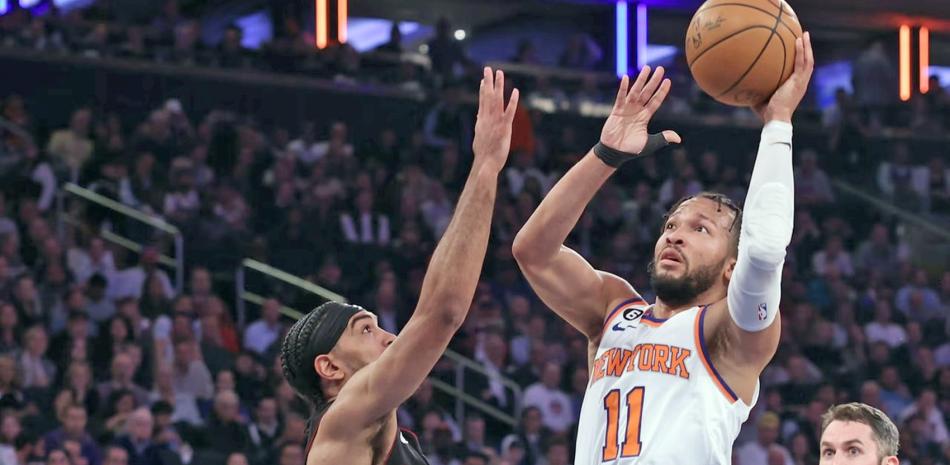 Jalen Brunson se comportó a la altura de las expectativas, anotando 30 puntos por Nueva York que logró empatar la serie a un partido por bando.