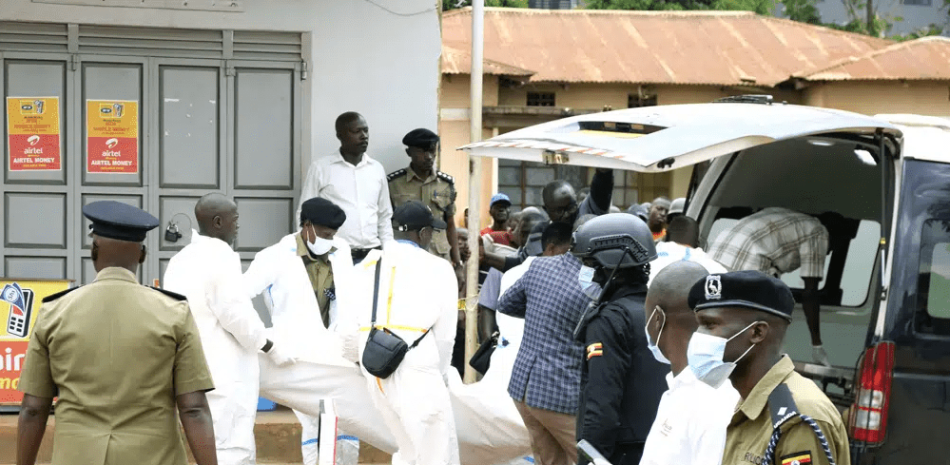 El cuerpo de un guardaespaldas siendo transportado en la aldea de Kyanja, Kampala, Uganda, el 2 de mayo de 2023.