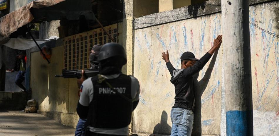 Un hombre está bajo arresto por la policía haitiana en la comuna de Turgeau de Port-au-Prince, Haití, durante la violencia relacionada con pandillas el 24 de abril de 2023.
