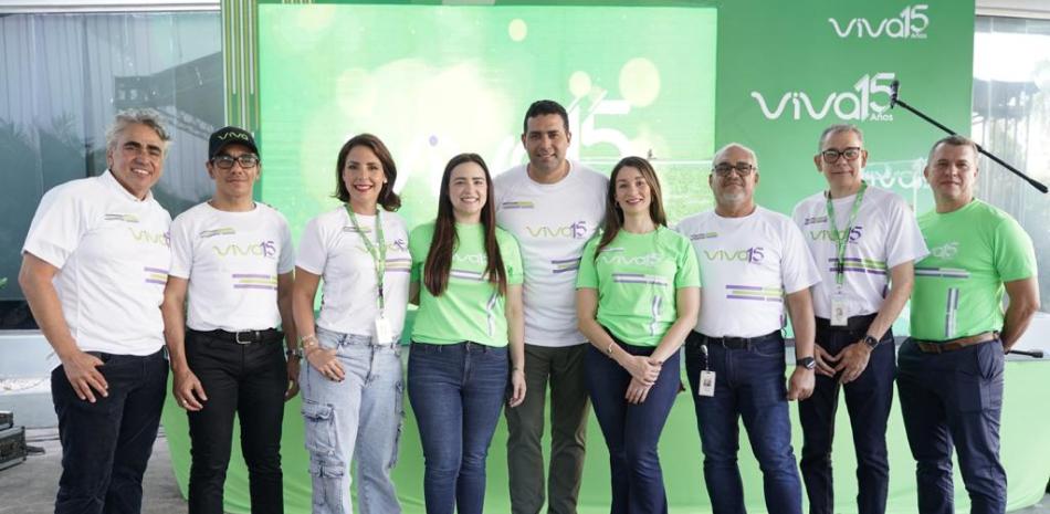 Marco Herrera, presidente ejecutivo de VIVA junto a colaboradores.