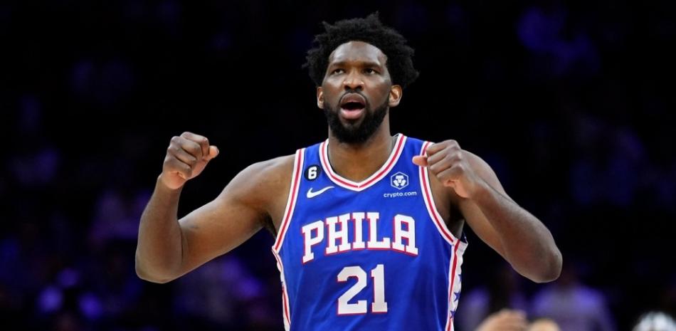 Joel Embiid, pívot de los 76ers de Filadelfia, celebra después de un tiro de tres puntos encestado por James Harden el Juego 1 de la serie de postemporada en ronda de semifinales de la Conferencia Este, del baloncesto de la NBA