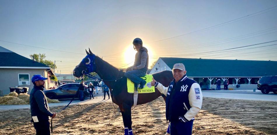 El doctor Ramón Tallaj al lado de su caballo Sun Thunder, que estará compitiendo en el Derby de Kentucky este sábado.