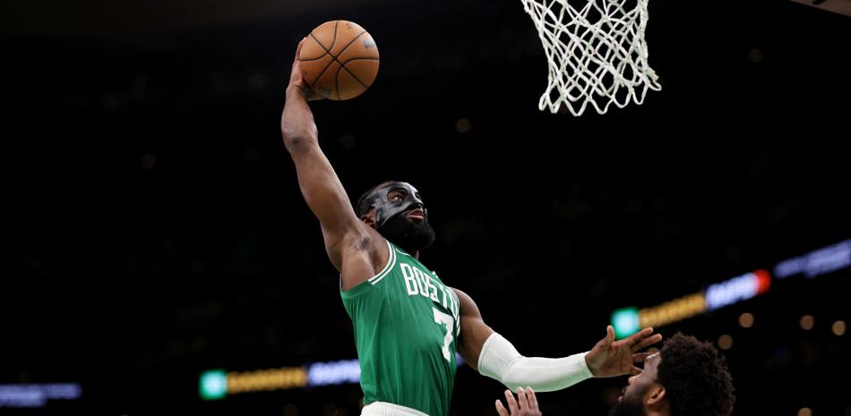 Jaylen Brown, de los Celtics, se eleva en busca de un canasto sobre Joel Embiid, de los Sixers, en el segund partido de la semifinal del Este en los playoffs de la NBA.