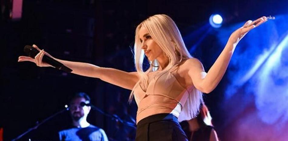 La cantante pop turca Gülsen, de 46 años, procesada por una broma sobre escuelas religiosas islámicas durante un concierto en 2022, fue condenada este miércoles a diez meses de cárcel por "incitar al odio y la enemistad" entre las personas.