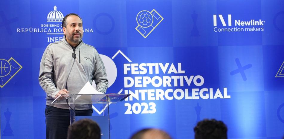 Alberto Rodríguez, del INEFI, ofrece los detalles del festival deportivo intercolegial.