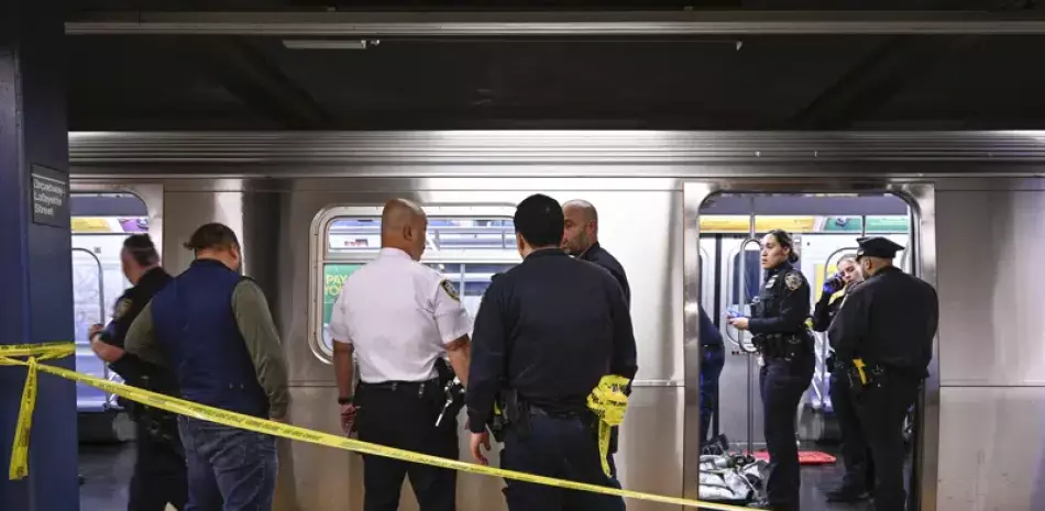 Policías de Nueva York trabajan en el lugar de un altercado en un tren del metro de Nueva York el lunes 1 de mayo de 2023 en Nueva York.