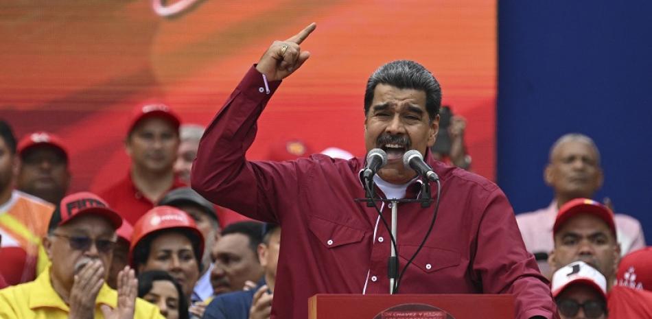 El presidente de Venezuela, Nicolás Maduro, pronuncia un discurso ante los trabajadores que participan en una manifestación para conmemorar el Primero de Mayo (Día del Trabajo) en Caracas, el 1 de mayo de 2023.