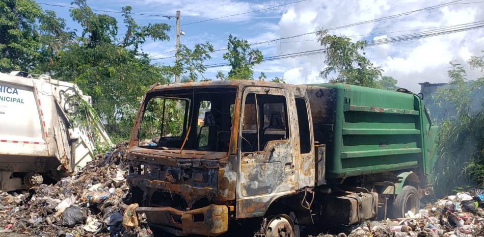 Uno de los camiones incendiados por desconocidos en Boca Chica