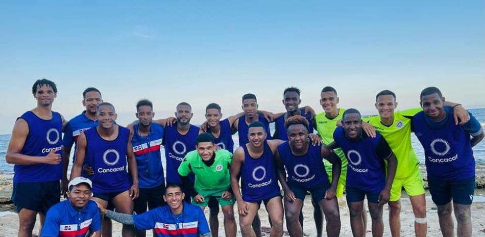 Integrantes de la selección nacional de fútbol de playa que participará en el torneo de la Concacaf.