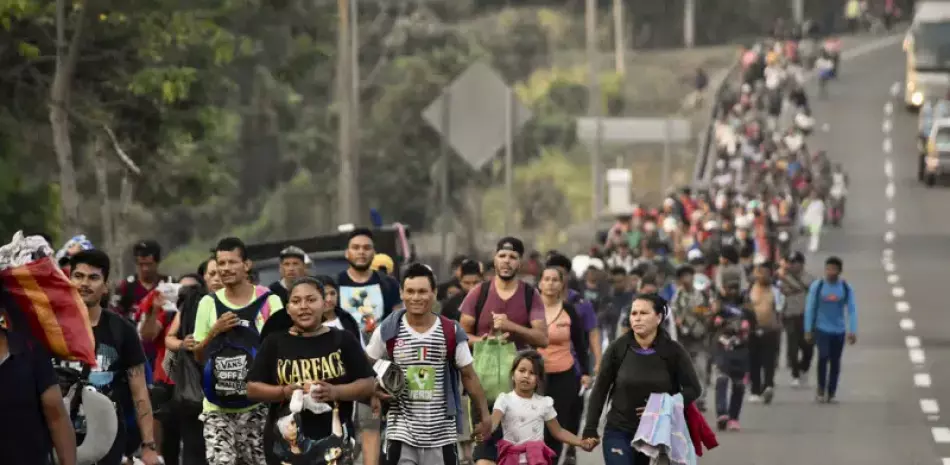 Migrantes marchan hacia Huehuetán, en el estado de Chiapas, México, el lunes 24 de abril de 2023.