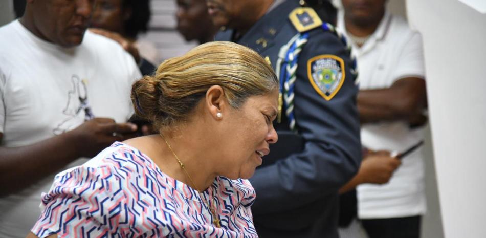 Fátima Mercedes Sierra llora frente al ataúd de su hermano, el fallecido mayor de la Policía Nacional, Juan Luis Mercedes Sierra