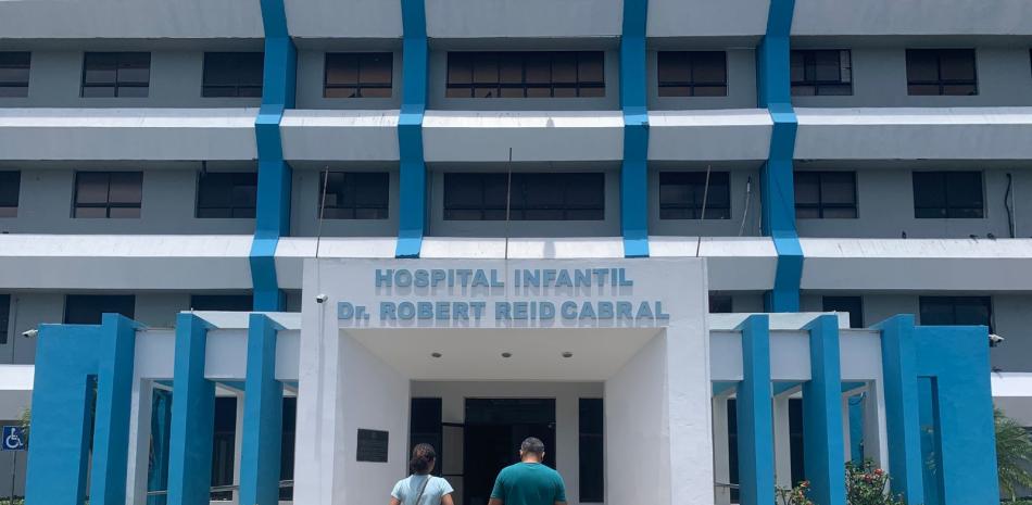 Personas ingresando al Hospital Robert Reid Cabral