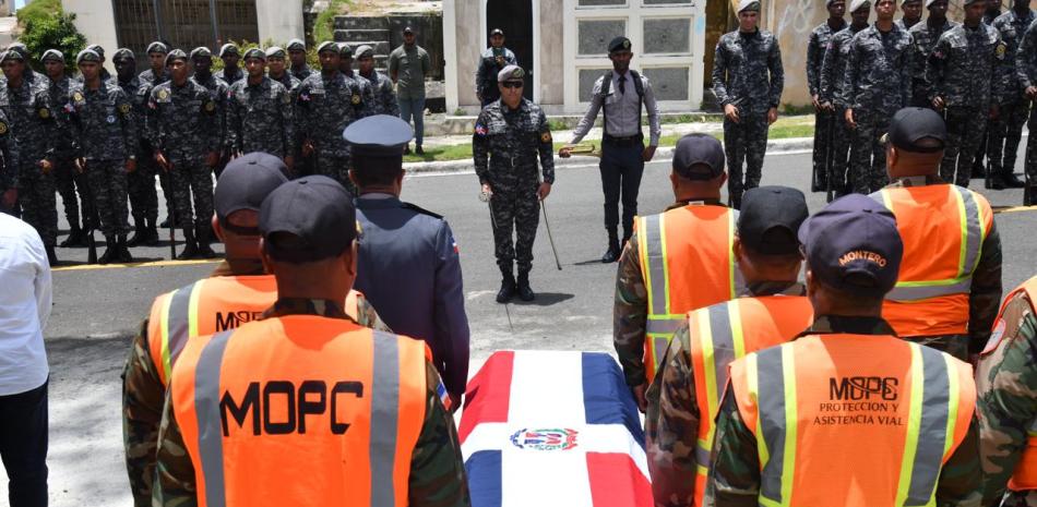 El sepelio se efectuó en el cementerio Cristo Redentor, donde sus seres queridos entre gritos y lágrimas le dieron el último adiós al oficial.