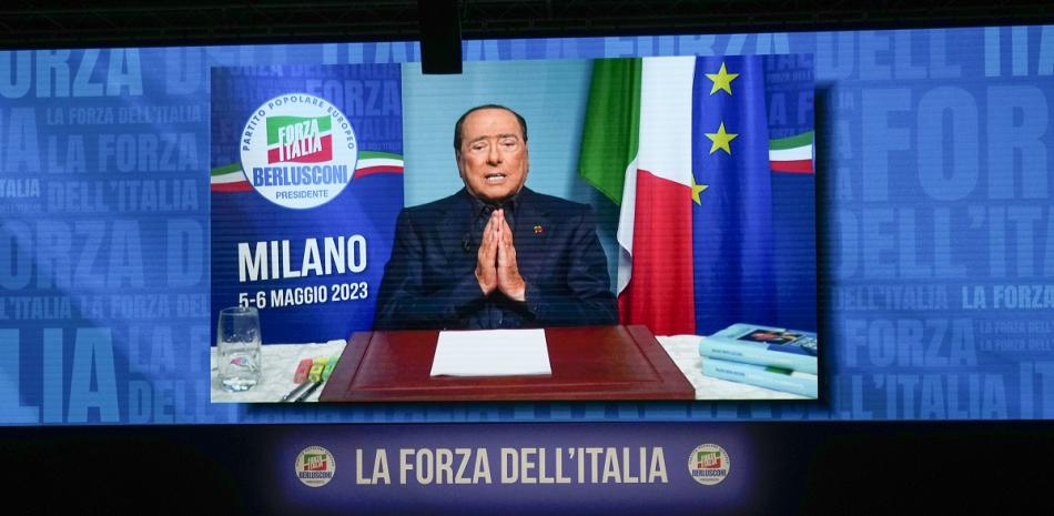 Silvio Berlusconi envía un mensaje durante la convención de su partido Forza Italia en Milán, el sábado 6 de mayo de 2023