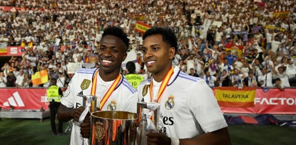 Real Madrid's Brazilian forward Vinicius Junior and Real Madrid's Brazilian forward Rodrygo (R) celebrate with the King's Cup trophy at the end of the Spanish Copa del Rey (King's Cup) final football match between Real Madrid CF and CA Osasuna at La Cartuja stadium in Seville on May 6, 2023. (Photo by JAVIER SORIANO / AFP)