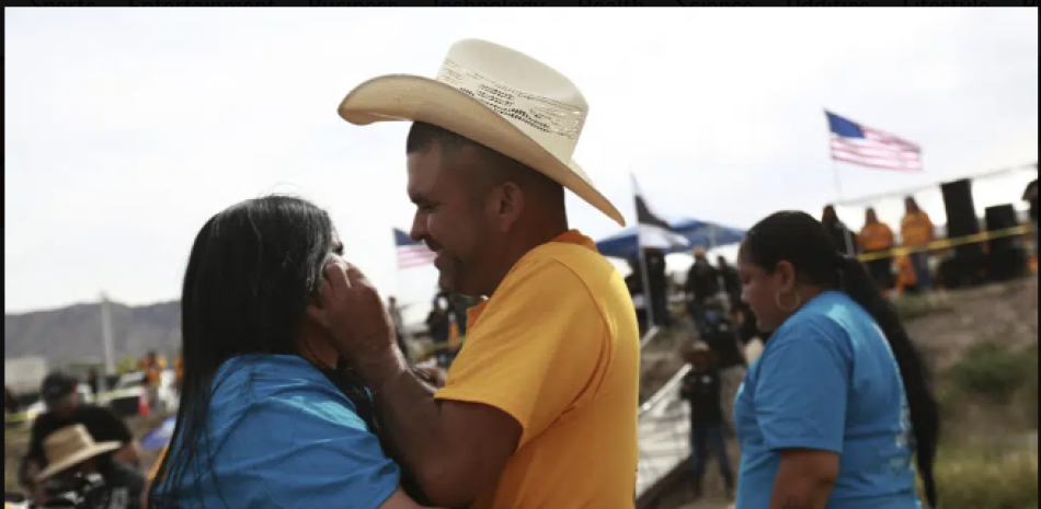 Personas que viven en Estados Unidos abrazan a parientes y amigos que radican en México durante el 10mo evento anual "Abrazos, no muros", en la franja del Río Bravo, en Ciudad Juárez, México, el sábado 6 de mayo de 2023. (AP Foto/Christian Chávez)