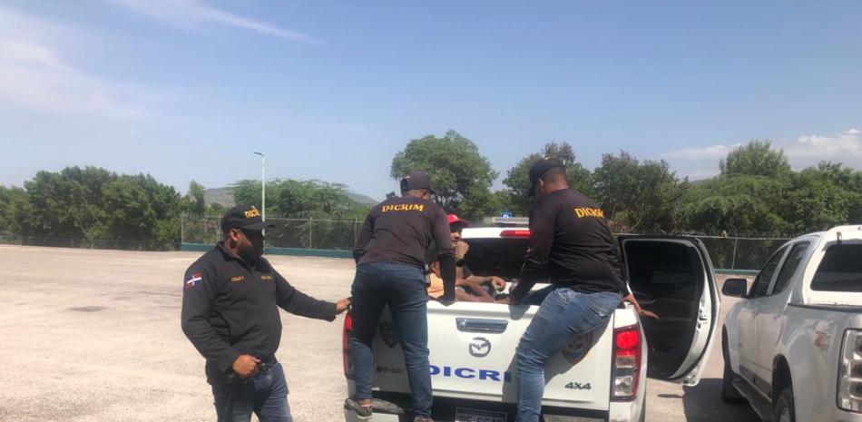 Miembros del Dicrim trasladando a cinco presuntos delincuentes dominicanos