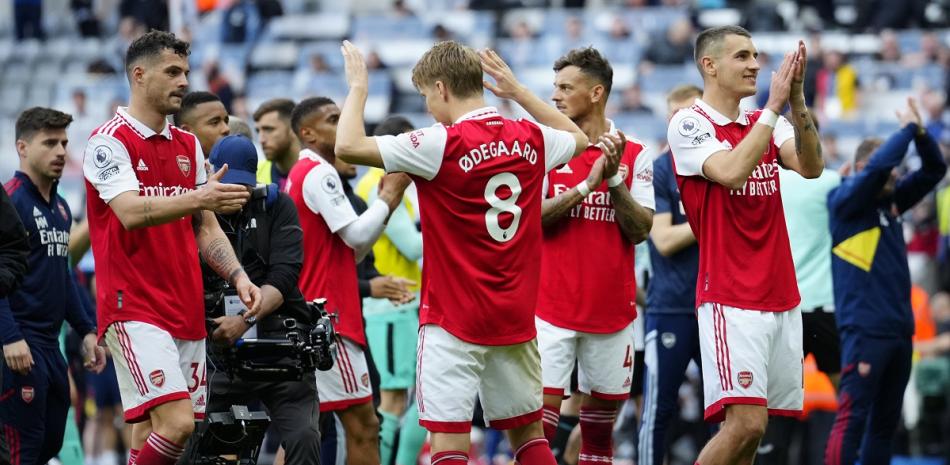 Los jugadores del Arsenal celebran tras derrotar al Newcastle por 2-0 durante un partido de fútbol de la Premier League inglesa en el estadio St James' Park de Newcastle, el domingo 7 de mayo de 2023