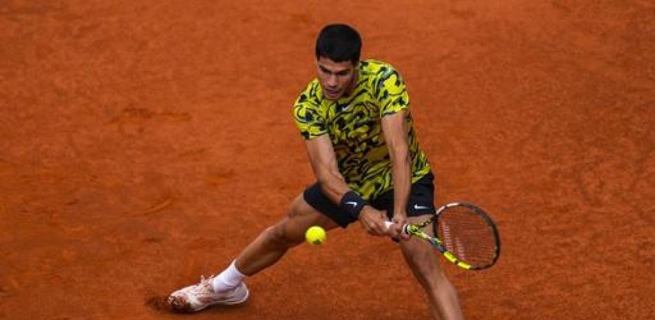 Carlos Alcaraz devuelve ante Jan-Lennard Struff en la final del Abierto de Madrid.