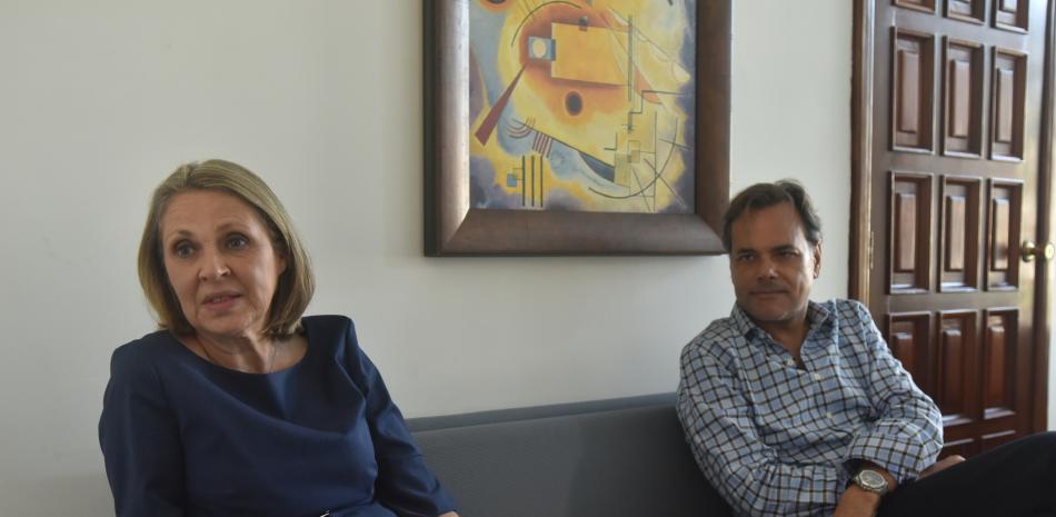 Clara Reid y Ramón Ernesto Morales, directivos de Acofave.