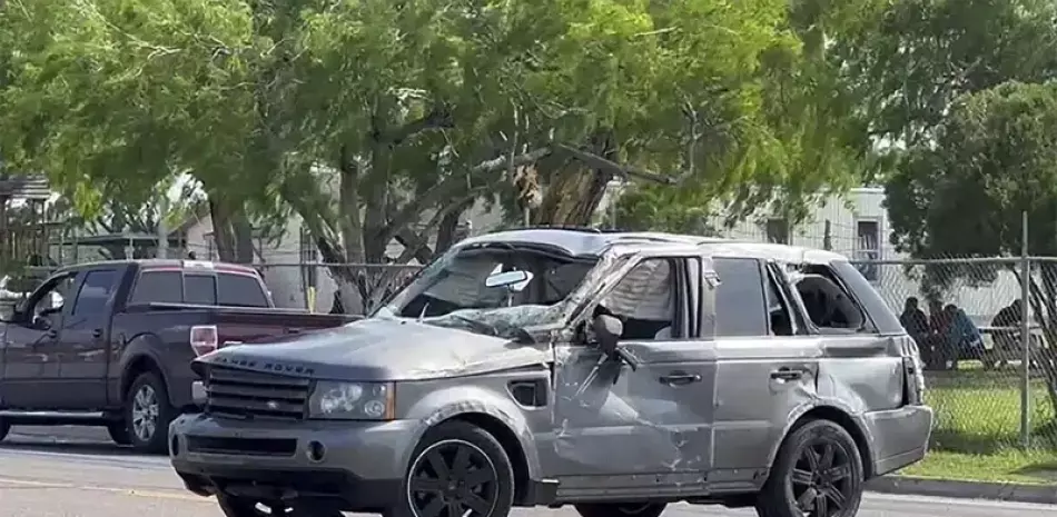 Un vehículo dañado en el lugar de un choque mortal cerca de una parada de autobús en Texas, ayer.