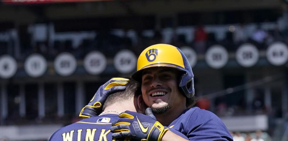 Willy Adames es felicitado por un compañero tras dispara su cuadrangular en el partido contra los Gigantes.