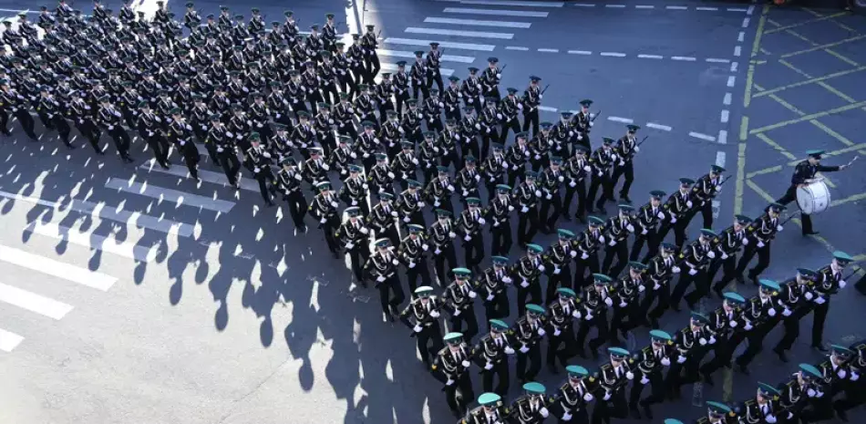 Soldados rusos marchan hacia la Plaza Roja para asistir a un ensayo general del desfile del Día de la Victoria en Moscú, Rusia, el domingo 7 de mayo de 2023.