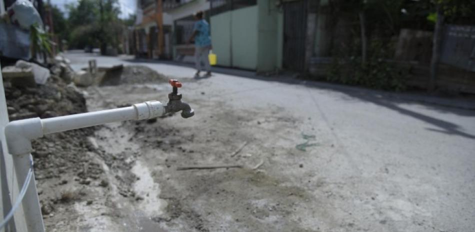 Los moradores de Jacagua llevan tres meses sin suministro de agua.