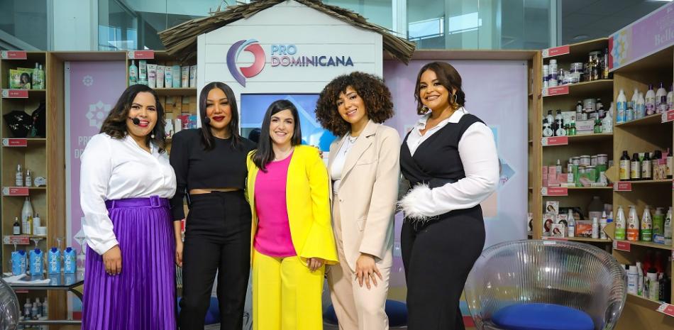 Marielle Araujo, Massiel Nina, Biviana Riveiro Disla, Gema Herrera y Anamía Abreu.