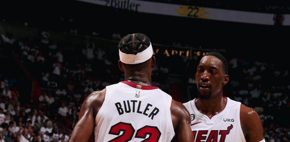 Butler y Adebayo lideraron la ofensiva del Heat con 27 y 23 puntos respectivamente.