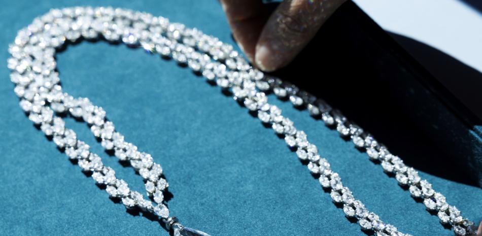 Un collar de 90.36 quilates de Harry Winston, con un valor estimado entre 9 y 14 millones de francos suizos, durante una exhibición previo a la subasta de las joyas de la heredera austriaca Heidi Horten en la casa de subastas de Christie's en Ginebra, Suiza, el lunes 8 de mayo de 2023.