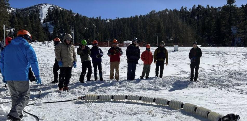 Los miembros del equipo de JPL prueban un robot serpiente llamado EELS en una estación de esquí en las montañas del sur de California en febrero.