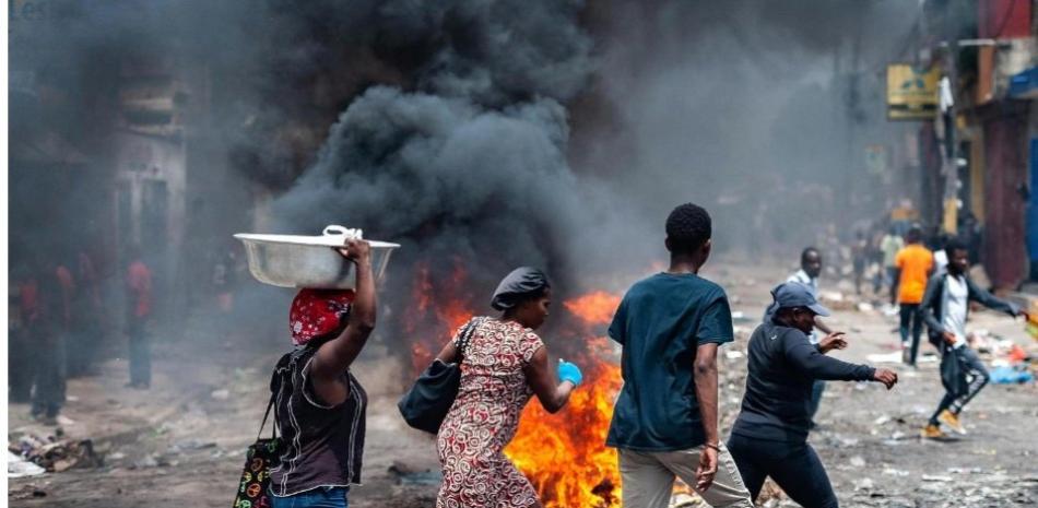 Los choques entre bandas y las protestas callejeras en Haití mantienen a ese país en estado de sitio.