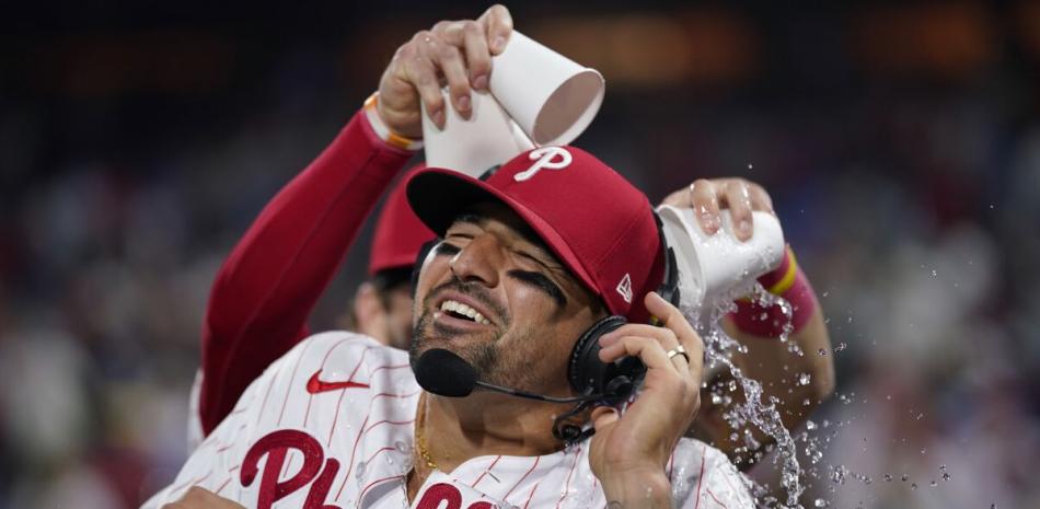 Nick Castellanos bateó de 4-3 con un cuadrangular y dos impulsadas por los Filis de Filadelfia, que doblegaron el martes 8-4 a los Azulejos de Toronto.
Aaron Nola (3-2) admitió dos carreras y cinco hits a lo largo de seis episodios, para ganar su tercera decisión consecutiva.
Brandon Marsh sacudió un doble de dos carreras en la octava entrada, en tanto que Alec Bohm conectó dos hits por Filadelfia, que ha ganado dos juegos en fila, tras perder seis consecutivos.
Bo Bichette logró su octavo jonrón de la temporada por Toronto, que había barrido una serie de tres compromisos en Pittsburgh el fin de semana. Alek Manoah (1-3) aceptó tres carreras en cuatro innings y dos tercios, durante los que efectuó 94 lanzamientos.
Por los Azulejos, los dominicanos Vladimir Guerrero J. de 2-0, Santiago Espinal de 3-0. El mexicano Alejandro Kirk de 4-0.
Por los Filis, el panameño Edmundo Sosa de 4-1 con una remolcada.
Nick Castellanos es bañando con agua helada