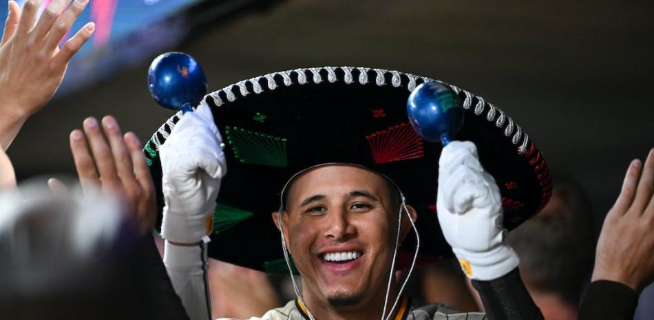 Manny Machado exhibe su sombrero mexicano luego de batear su quinto vuelacercas