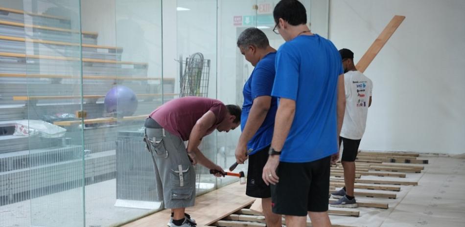 Una brigada de obreros mientras laboraba en el Pabellón de Racquetbol.