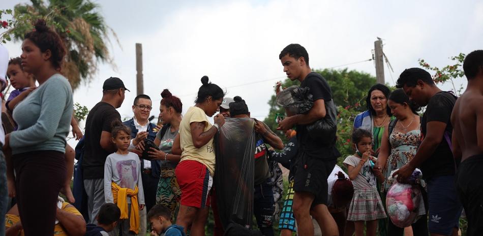 Migrantes se preparan para caminar hacia el Río Grande para cruzar e ingresar a los Estados Unidos el 11 de mayo de 2023 en Matamoros, México. Se espera una oleada de inmigrantes con el fin de la política del Título 42 de la era Covid del gobierno de EE. UU.