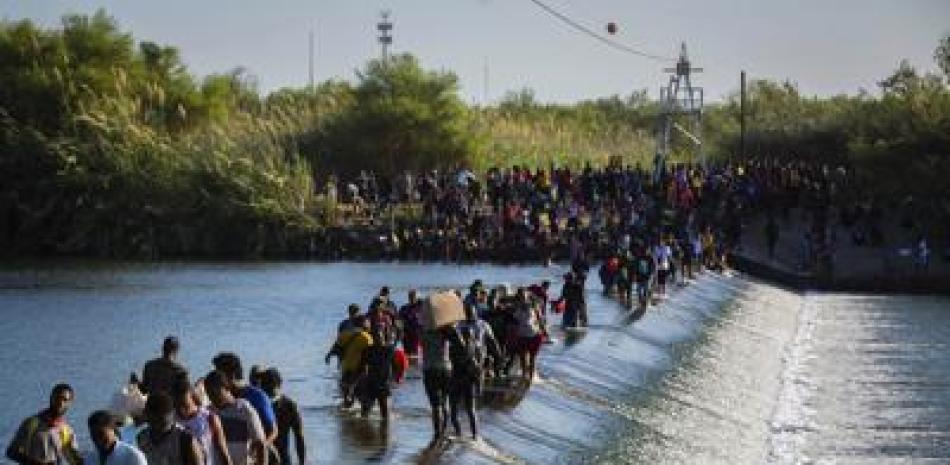 Migrantes haitianos que aguardan en Del Rio y en Ciudad Acuña para poder ingresar a Estados Unidos cruzan el río Bravo hacia Ciudad Acuña.
