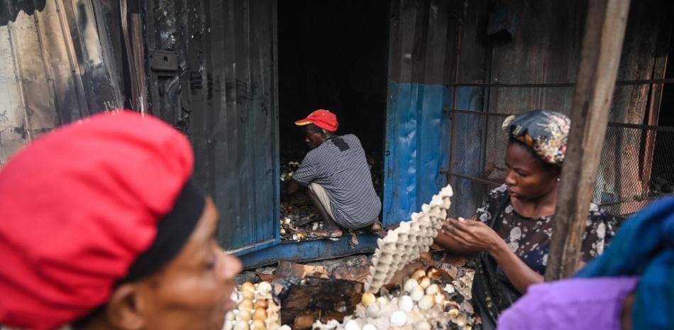 Personas recuperan comida en un mercado haitiano
