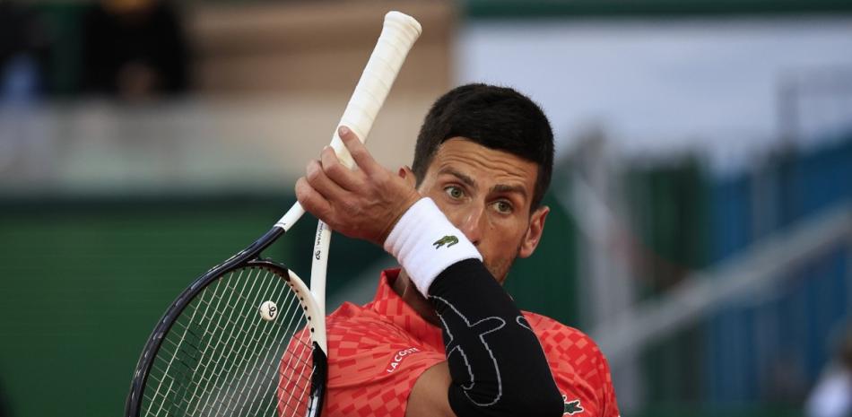 El serbio Novak Djokovic regresa una bola en el encuentro de segunda ronda ante el argentino Tomás Etcheverry en el Abierto de Italia en Roma.