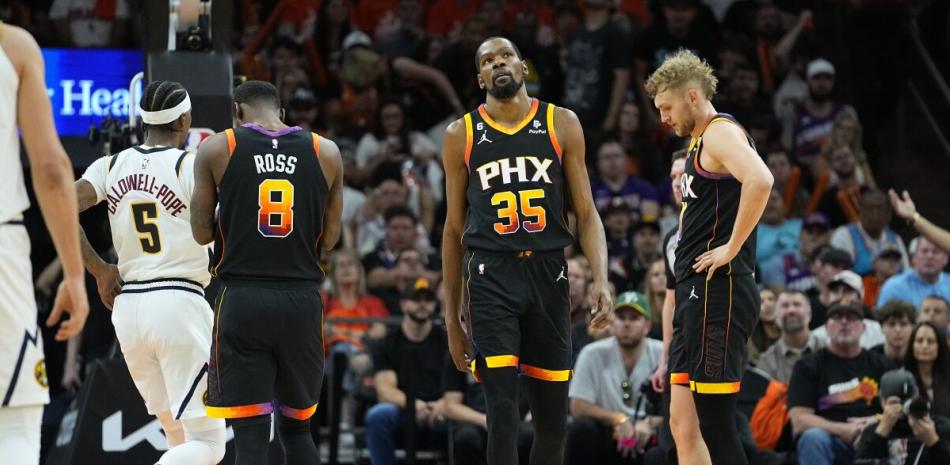 En foto del jueves,  el alero de los Suns de Phoenix Kevin Durant muestra su decepción por la gran ventaja que Denver le había sacado a los Suns en el tercer cuarto.
