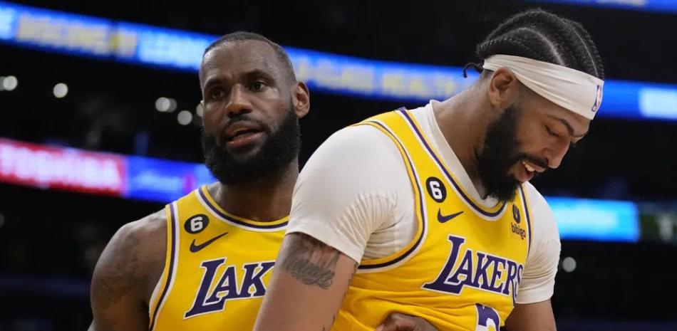 LeBron James, de los Lakers de Los Ángeles, abraza a su compañero Anthony Davis en el sexto partido de la semifinal de la Conferencia Oeste ante los Warriors de Golden State.