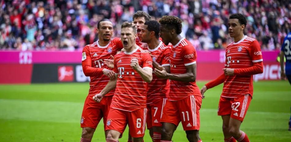 Joshua Kimmich celebra con sus compañeros del Bayern Munich tras anotar el segundo gol de su equipo en el encuentro ante el Schalke en la Bundesliga el sábado.