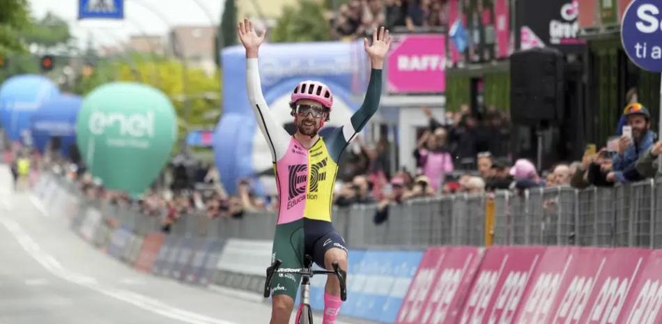 El irlandés Ben Healy celebra tras ganar la octava etapa del Giro de Italia entre Terni y Fossombrone el sábado.