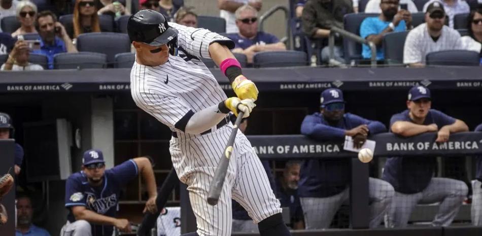 Aaron Judge de los Yanquis de Nueva York conecta un jonrón de dos carreras en la sexta entrada ante los Rays de Tampa Bay el sábado.