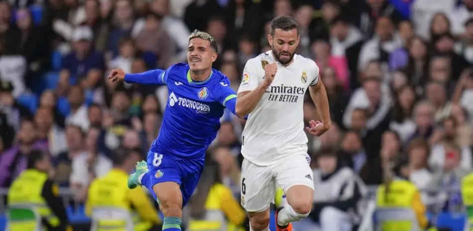 Nacho del Real Madrid pelea por el balón con Jaime Seonae del Getafe en el encuentro de la liga española el sábado.