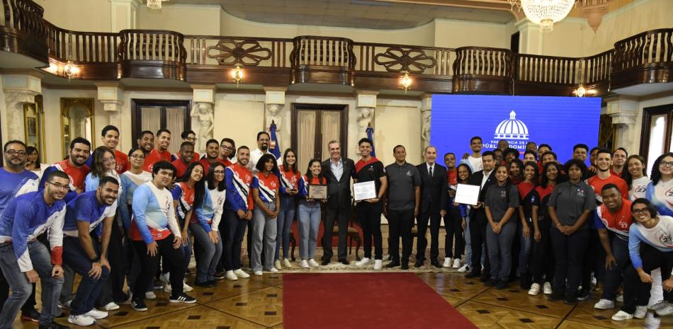 Estudiantes dominicanos ganadores de premios de la NASA