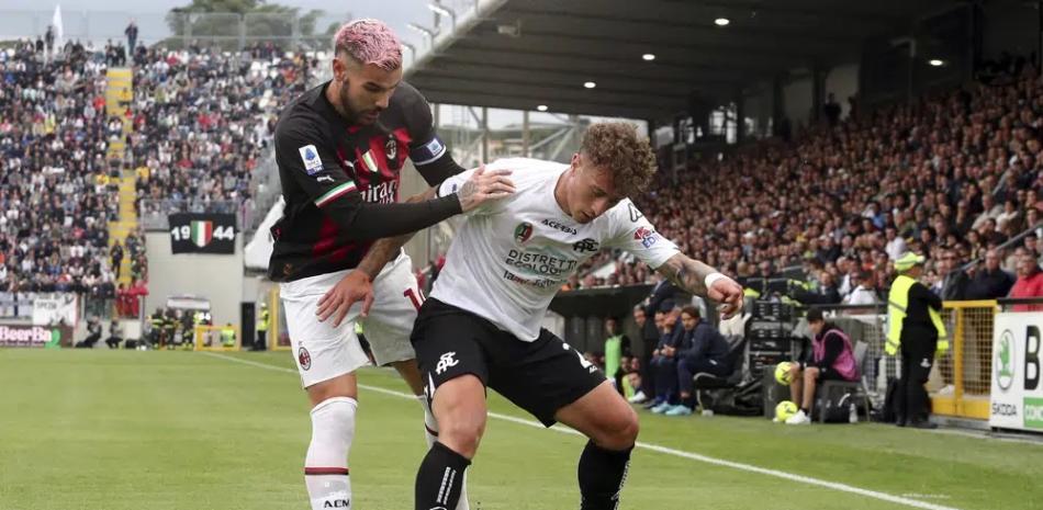 Salvatore Esposito del Spezia pelea por el balón con Theo Hernandez del AC Milan en el encuentro de la Serie A.