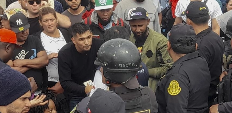 Policías peruanos impiden la entrada a Perú de migrantes de varias nacionalidades. RFI